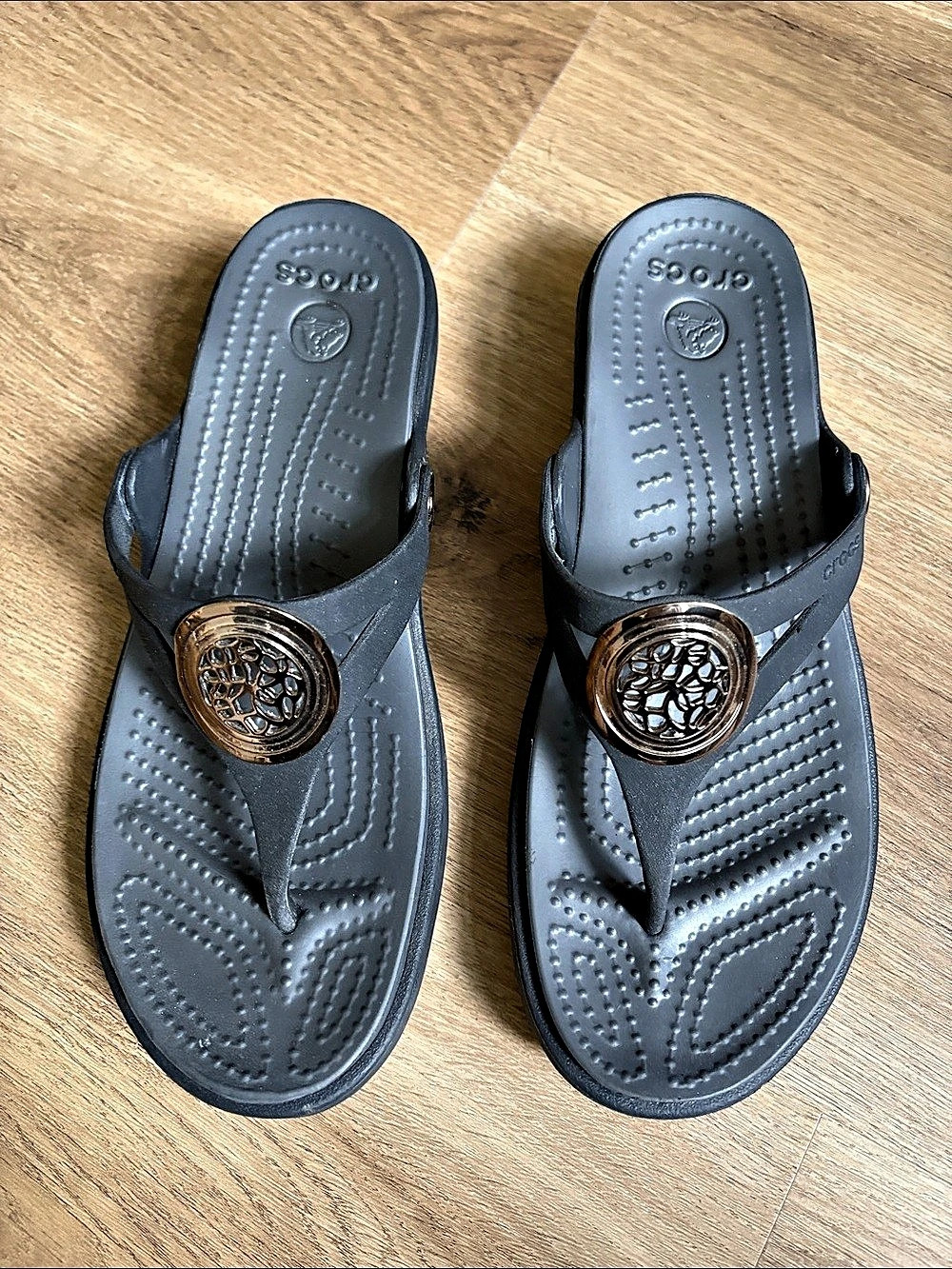 Crocs Sanrah Hammered Metallic Wedge Flip Medallion Thong Sandals in Gray Like